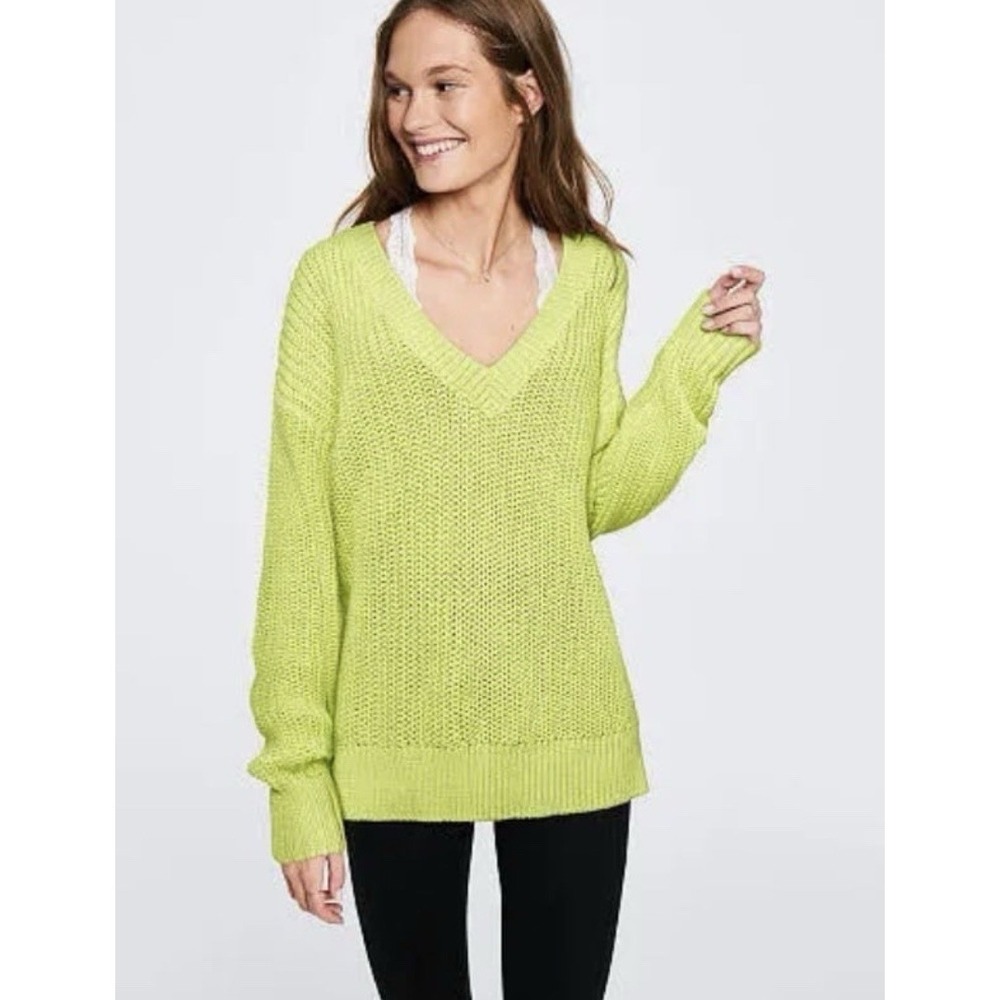 VS PINK LARGE cream knit‎ Vneck sweater